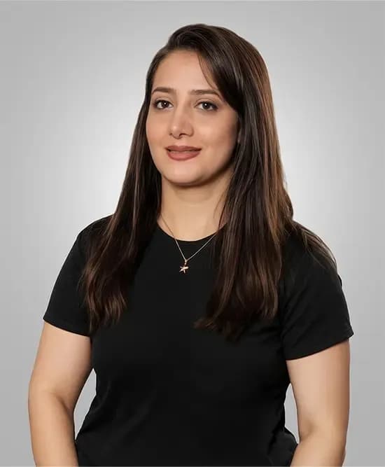 Porträt von Asal, Senior-Grafikdesignerin und Retusche-Spezialistin bei Visual Conversion