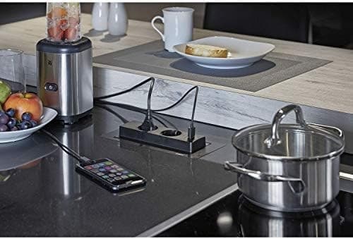 EVOline BackFlip Steckdosenelement in Küchenarbeitsplatte im Betrieb mit Smartphone und Mixer