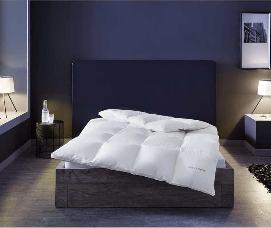 OBB Black Forest Daunendecke auf Bett im modern eingerichteten Schlafzimmer