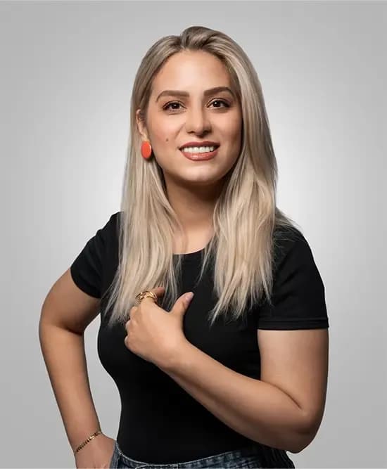 Porträt von Shannon, Senior-Grafikdesignerin und Branding-Expertin bei Visual Conversion