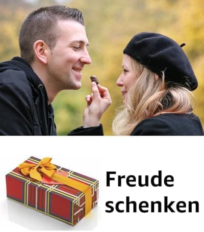 Ballotin-Bild 6: Stockfoto eines Paars im Park mit kleinem Produktsymbol